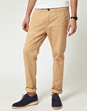 pantalon chino de couleur sable 